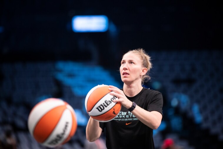 courtney-vandersloot-giving-liberty-her-all-in-trying-season