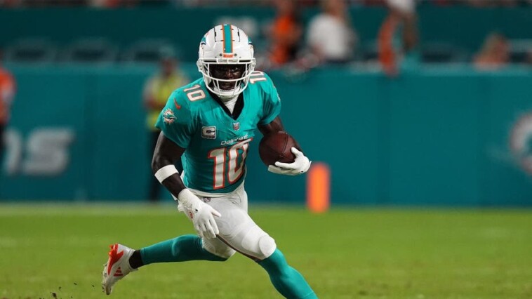 nfl-star-tyreek-hill-erupts-on-sideline-during-dolphins’-3rd-consecutive-defeat