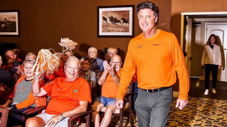 bingo,-movie-nights-and-mike-gundy!-how-oklahoma-state’s-radio-show-ended-up-at-a-retirement-community