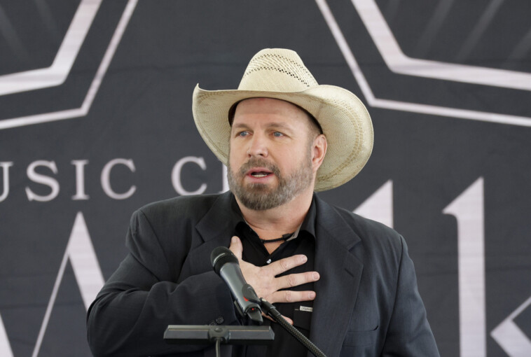 garth-brooks-accused-of-sexual-assault-by-former-employee,-he-calls-it-‘extortion’