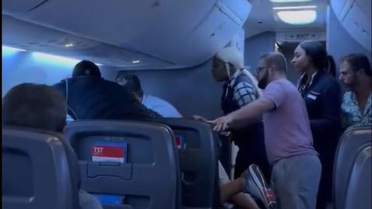 passengers-intervene-on-flight-when-man-allegedly-attacks-woman-next-to-him,-video-shows