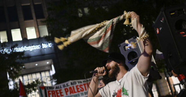 man-attempts-to-set-fire-to-himself-during-pro-palestinian-rally-outside-of-white-house