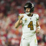 derek-carr-reportedly-to-miss-multiple-games-with-oblique-injury,-saints-eyeing-spencer-rattler-as-replacement