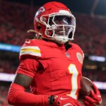 chiefs’-xavier-worthy-scores-touchdown,-gives-ball-to-mom-in-sweet-moment