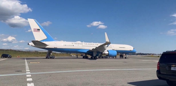 little-runaway:-team-trump-reportedly-sends-kamala-harris-fleeing-when-trump-force-one-pulls-up-next-to-her-plane-(video)