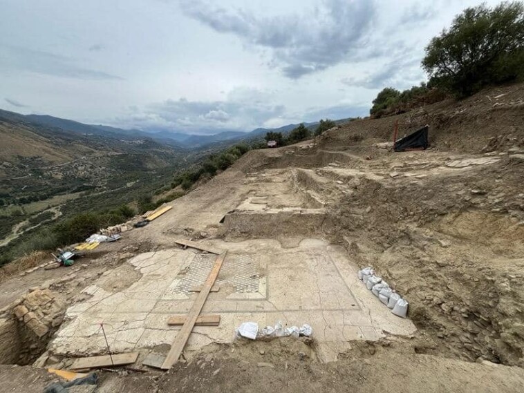 one-of-a-kind-ancient-bathhouse-found-buried-in-the-hills-of-sicily