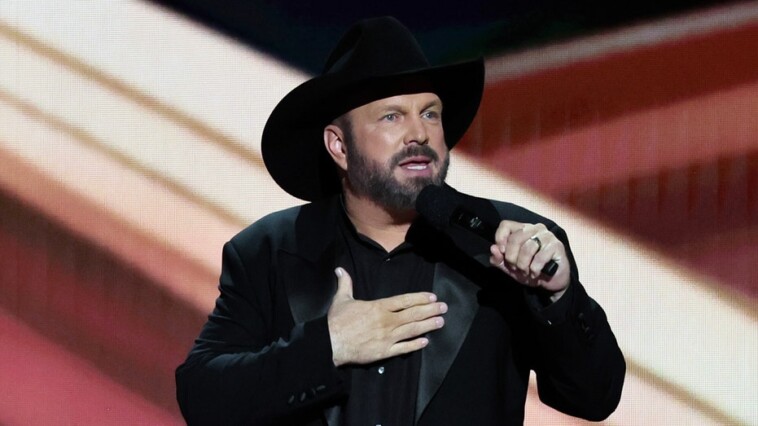 garth-brooks-launches-‘high-risk’-strategy-against-accuser-in-sex-assault-claim:-expert