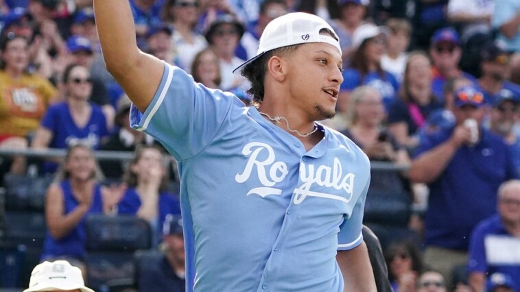 patrick-mahomes-goes-wild-in-suite,-screams-in-former-teammate’s-face-as-royals-tie-alds-game-vs.-yankees