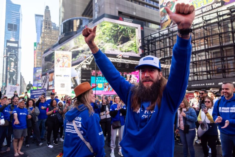 man-who-walked-barefoot-from-la-to-ny-for-260-days-sets-guinness-world-record