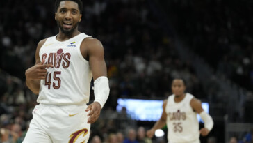 donovan-mitchell-sinks-game-winner-to-keep-cavaliers-undefeated,-send-bucks-to-1-5-start