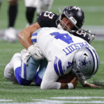 dak-prescott-suffers-hamstring-injury-in-cowboys’-loss-to-falcons,-with-mri-expected-monday