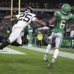 devonta-smith-helps-eagles-hold-off-jaguars-with-sensational-1-handed-td-grab-while-falling-out-of-bounds