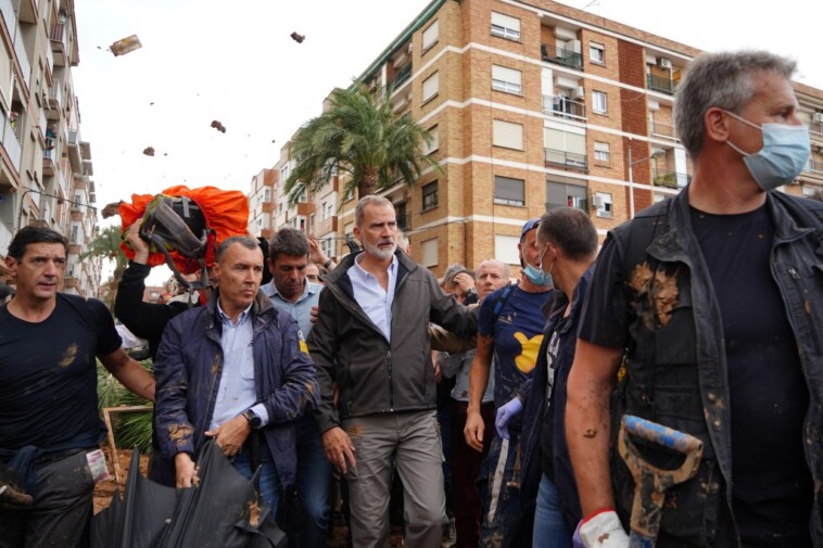 spain’s-queen-letizia-and-king-felipe-pelted-with-mud-over-deadly-floods