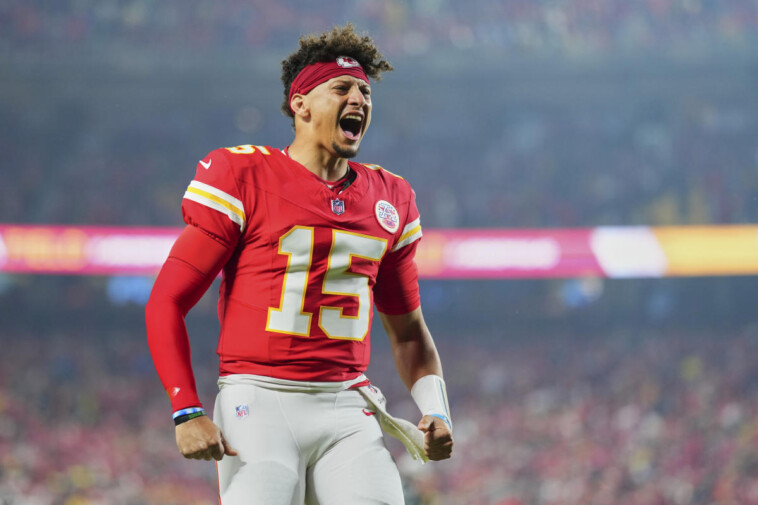 patrick-mahomes,-chiefs-win-in-overtime-after-bucs-pass-on-potential-winning-2-point-try-in-closing-seconds-of-regulation