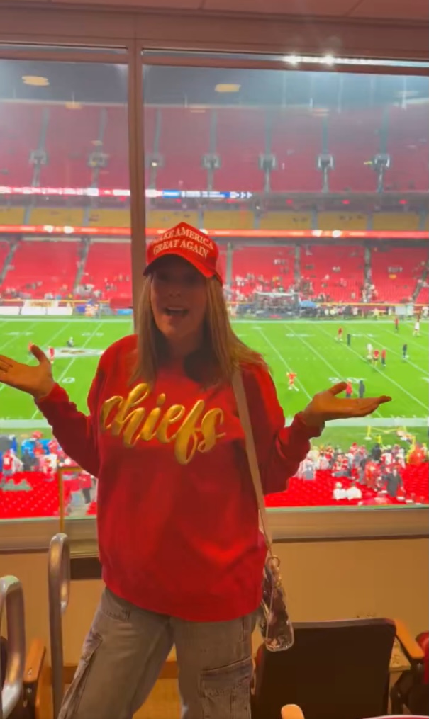 patrick-mahomes’-mother,-randi,-endorses-trump-at-chiefs-game:-‘let’s-do-it!’