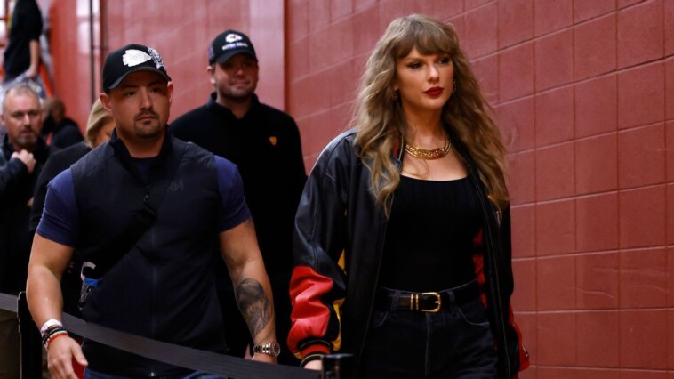 taylor-swift-arrives-at-buccaneers-chiefs-on-mnf