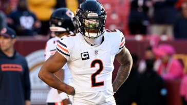 bears-wr-dj-moore’s-viral-mid-play-walk-off-was-due-to-a-rolled-ankle,-says-matt-eberflus