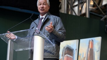 jamie-dimon-to-reportedly-stay-at-jpmorgan-—-and-won’t-join-trump-admin