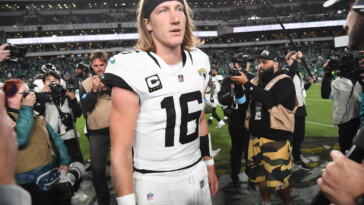 trevor-lawrence-reportedly-unlikely-to-play-vs.-vikings-as-he-weighs-options-for-injured-shoulder