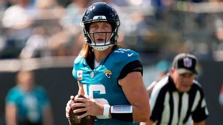 jaguars’-trevor-lawrence-unlikely-to-play-in-week-10,-weighing-options-after-shoulder-injury:-report