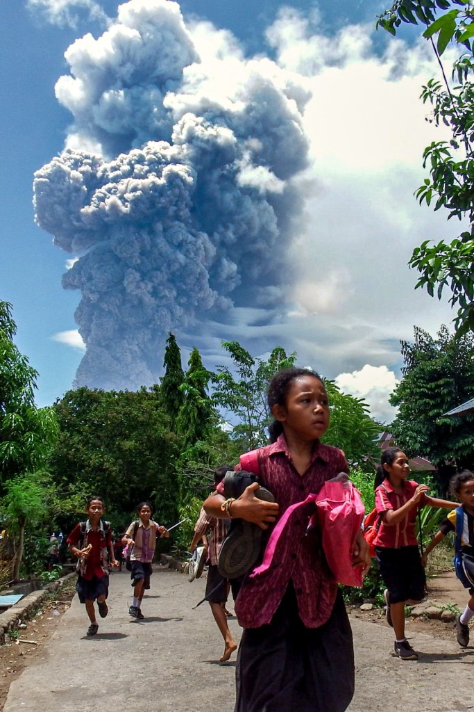 indonesia’s-mount-lewotobi-unleashes-towering-plumes-of-hot-ash-up-to-26k-feet-high-in-surreal-scene:-photos