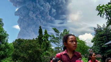 indonesia’s-mount-lewotobi-unleashes-towering-plumes-of-hot-ash-up-to-26k-feet-high-in-surreal-scene:-photos