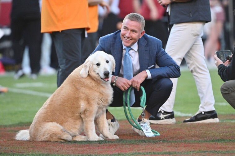 fans-pay-tribute-to-kirk-herbstreit’s-dog,-ben,-with-heartfelt-‘college-gameday’-signs