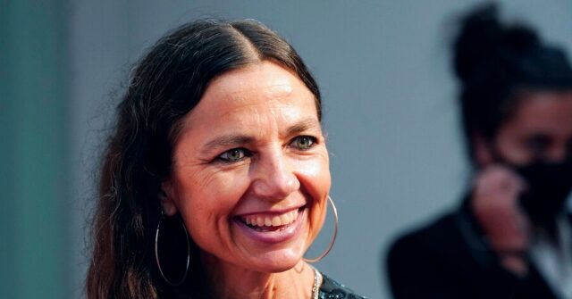 justine-bateman:-‘woke-party’-that-ran-country-for-past-4-years-belongs-in-‘the-american-political-graveyard’