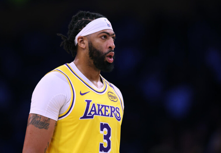 lakers-star-anthony-davis-leaves-early-with-eye-injury-after-massive-block-in-game-vs.-raptors