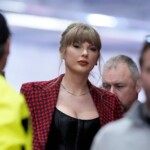 taylor-swift’s-entourage-has-dust-up-with-photographers-before-chiefs-game