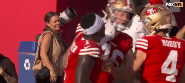 deebo-samuel-puts-hand-on-teammate’s-neck-in-nasty-49ers-sideline-spat