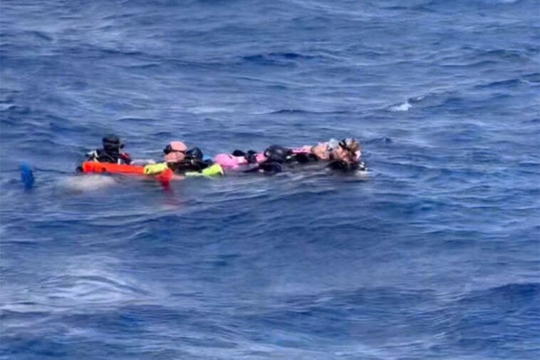 5-scuba-divers-stranded-off-hawaiian-coast-rescued-by-sailing-couple:-‘saw-five-little-dots’