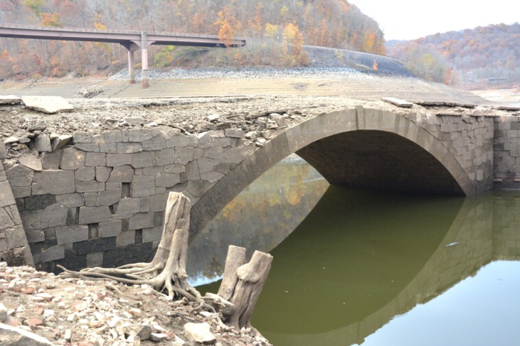 200-year-old-pennsylvania-bridge-reemerges-from-lake-during-drought,-closed-over-collapse-fears