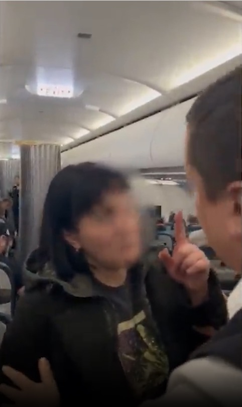 video-shows-drunk-passenger-assaulting-flight-attendant-—-and-lunging-at-cop-trying-to-arrest-her