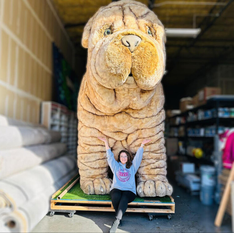 massive-10-foot-tall,-700-pound-stuffed-animal-vanishes-—-then-turns-up-at-local-autozone