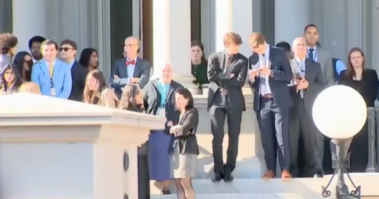 must-see:-biden-staffers-flock-out-of-offices-to-get-a-glimpse-of-president-trump-as-he-arrives-to-white-house-(video)