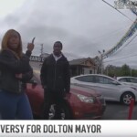 dolton-‘dictator’-mayor-tiffany-henyard-called-cops-on-workers-removing-banners-of-her-face-—-as-vendor-claims-it’s-owed-$20k:-video