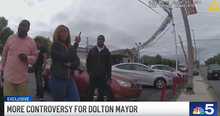 dolton-‘dictator’-mayor-tiffany-henyard-called-cops-on-workers-removing-banners-of-her-face-—-as-vendor-claims-it’s-owed-$20k:-video