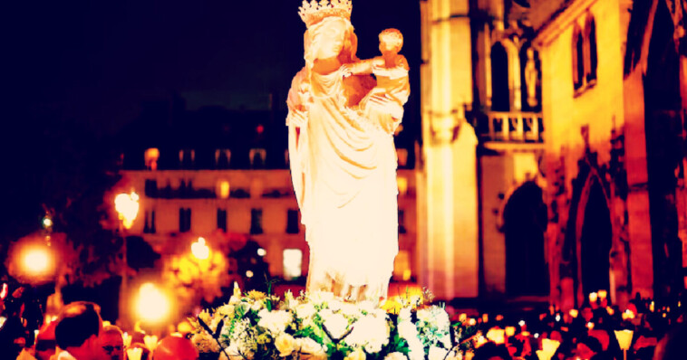 ‘the-virgin-of-paris’:-medieval-statue-of-the-virgin-mary-with-baby-jesus,-that-survived-the-2019-fire,-is-returned-to-the-notre-dame-cathedral-ahead-of-december-grand-reopening