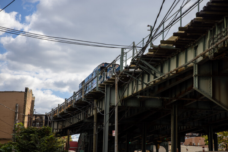 man,-31,-stabbed-on-brooklyn-subway-platform-overnight:-cops