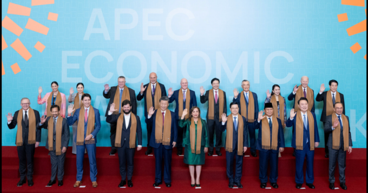 joe-biden-humilated-during-apec-photo,-relagated-to-back-corner-as-china’s-xi-jinping-takes-center-stage