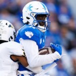 kentucky-scores-wild-touchdown-when-murray-state-defender-botches-easy-interception-in-bizarre-fashion