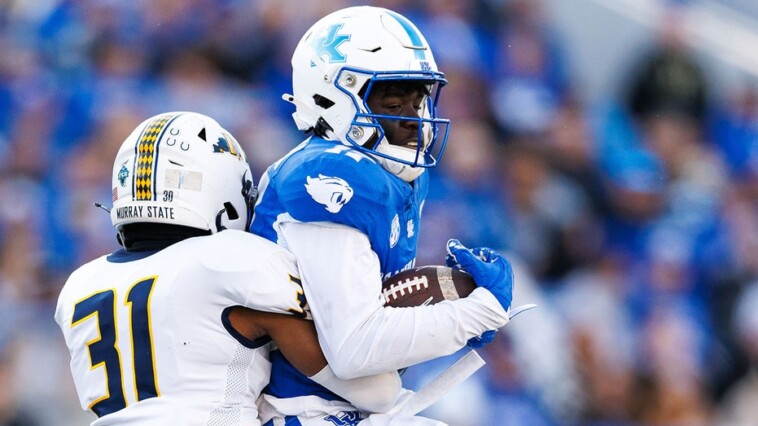 kentucky-scores-wild-touchdown-when-murray-state-defender-botches-easy-interception-in-bizarre-fashion