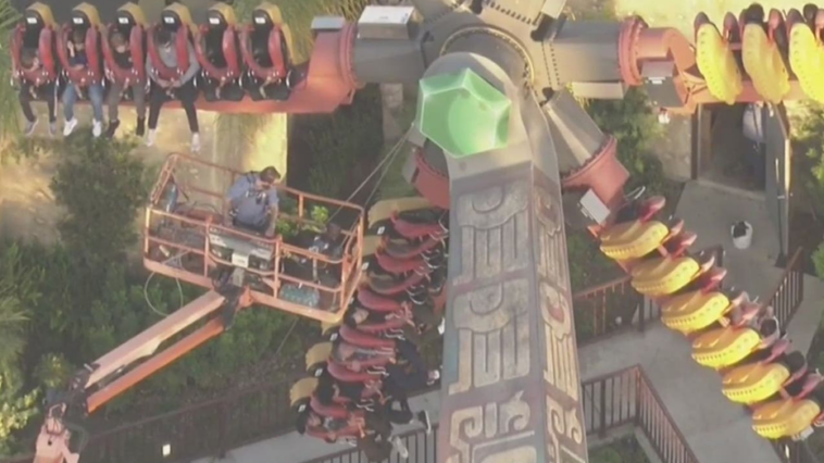 riders-caught-on-camera-stuck-in-midair-on-california-amusement-park-ride