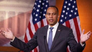 hakeem-jeffries-reelected-as-democrat-leader-despite-being-swept-by-gop-in-house-and-senate