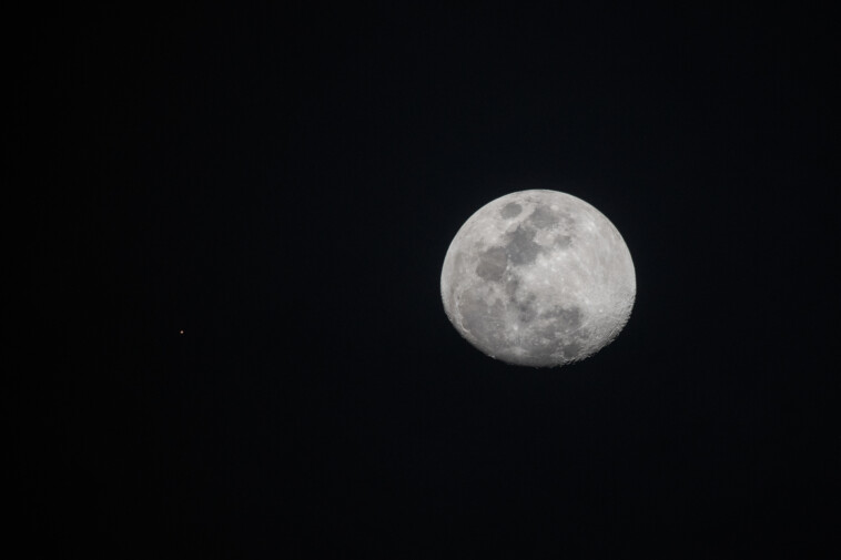 mars-and-the-moon-are-about-to-appear-close-together-and-here’s-when-it’ll-happen