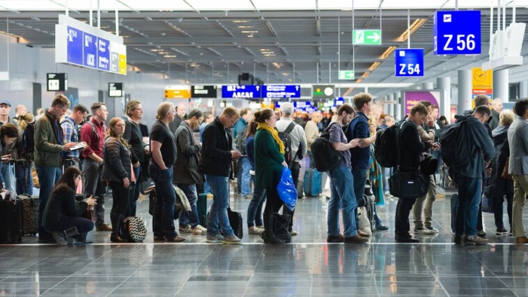 american-airlines-expands-‘gate-lice’-crackdown-to-more-than-100-airports