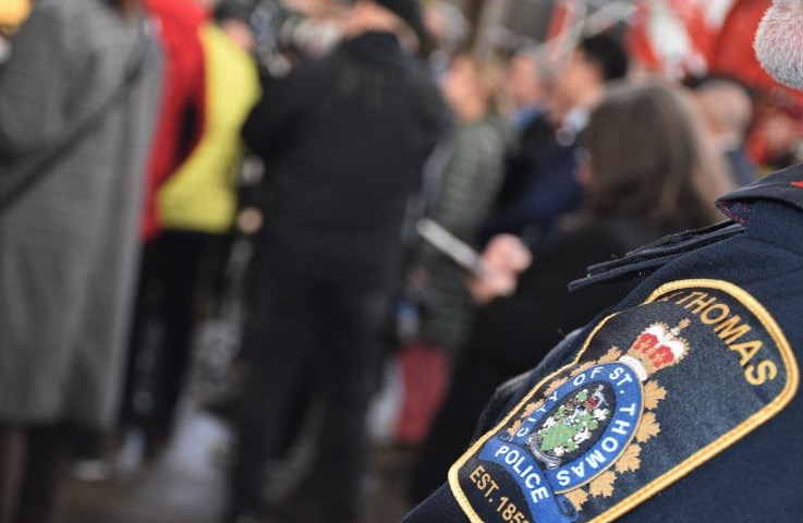 not-so-jolly-woman,-62,-charged-with-slugging-spectator-at-santa-claus-parade:-police