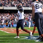 simone-biles’-husband,-jonathan-owens,-mimics-wife’s-gymnast-pose-for-fumble-recovery-celebration