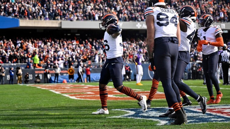 simone-biles’-husband,-jonathan-owens,-mimics-wife’s-gymnast-pose-for-fumble-recovery-celebration